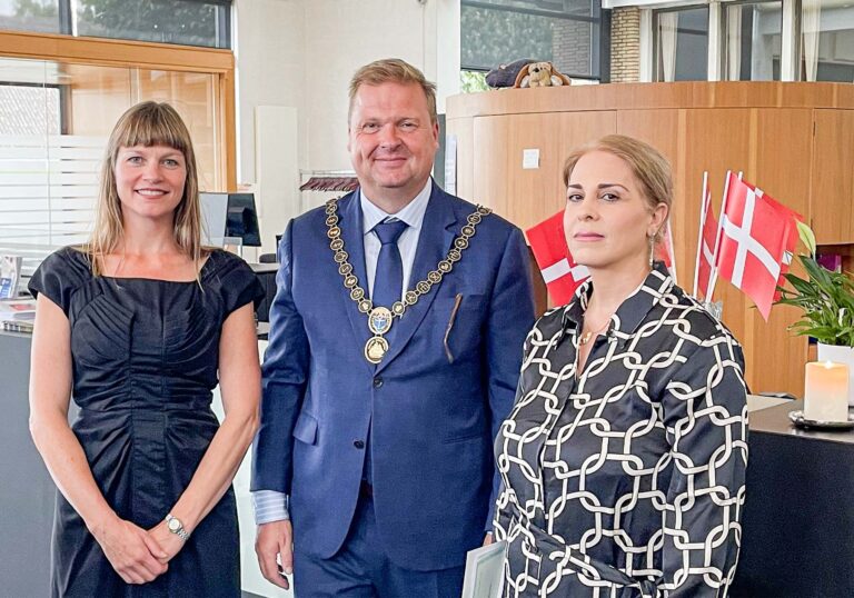 De to nye danske statsborgere, Laura Ann Prahl (tv.) og Shirin Sadeghiani, flankerer borgmester Kenneth Gøtterup. Foto: Dragør Kommune.