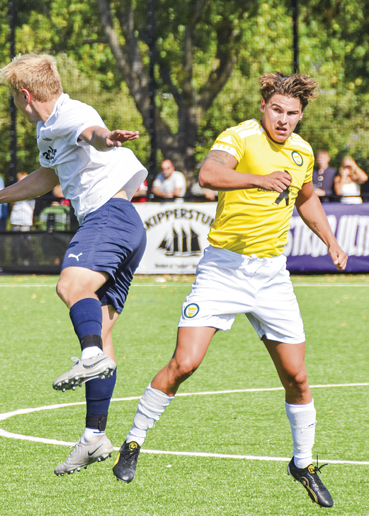 Lukas Søgaard (th.) blev sendt tidligt i bad efter et rødt kort. Foto: Henrik Rosschou.