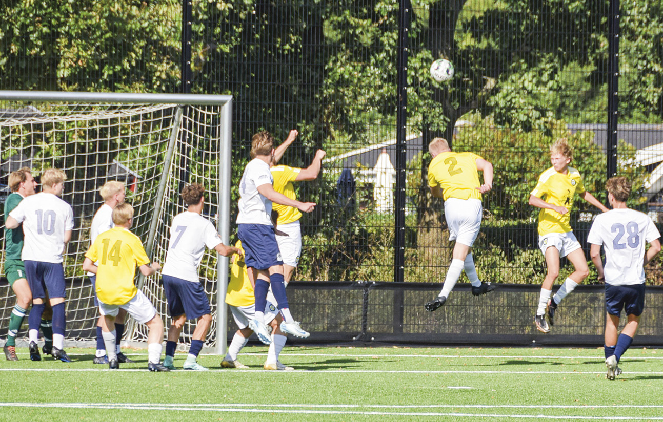 Nikolaj Strandby header på mål. Foto: Henrik Rosschou.