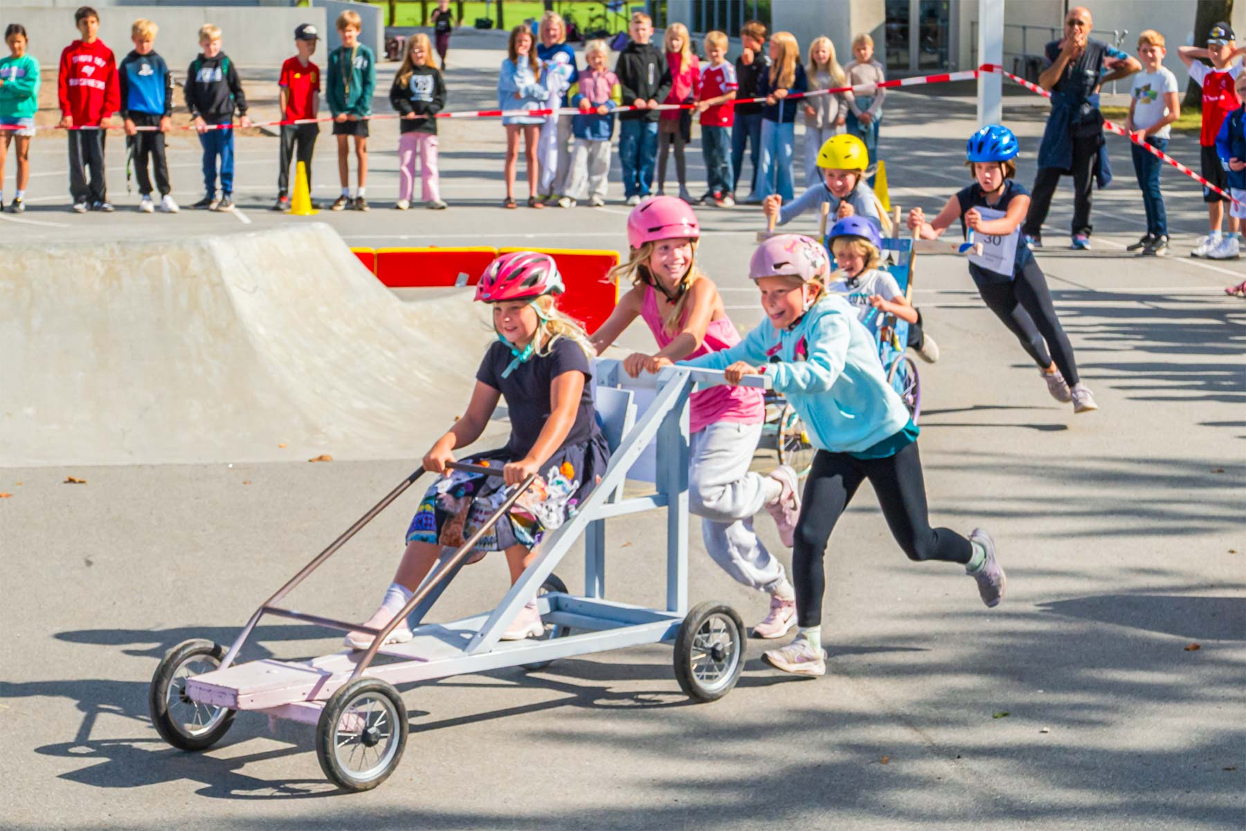 Eleverne dyster på banen på Store Magleby Skole. Foto: TorbenStender.