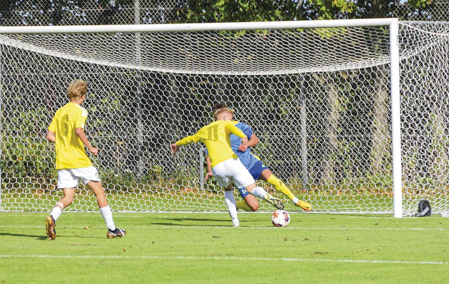 Mathias Rahbek (th.) bringer DB foran 1–0. Foto: Henrik Rosschou.