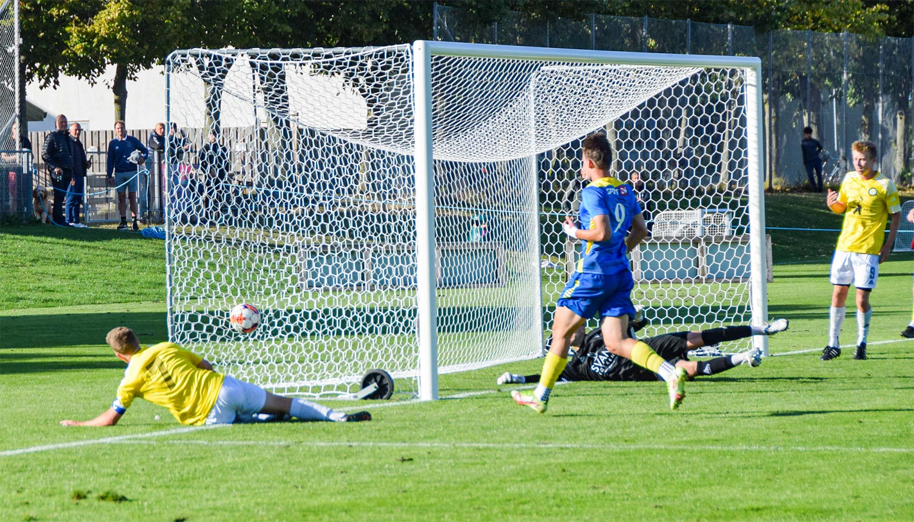 Frederik Frost er tæt på scoring, men bolden havner i sidenettet. Foto: Henrik Rosschou.