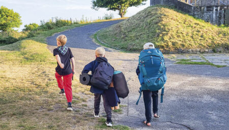 Det kræver en solid bagage at skulle overnatte borte fra far og mor i hele to nætter. Foto: Tim Panduro.