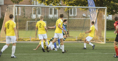 Mads Glæsner og forsvaret kigger langt efter bolden, da Husum scorer. Foto: Henrik Rosschou.