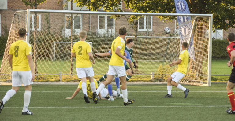 Mads Glæsner og forsvaret kigger langt efter bolden, da Husum scorer. Foto: Henrik Rosschou.