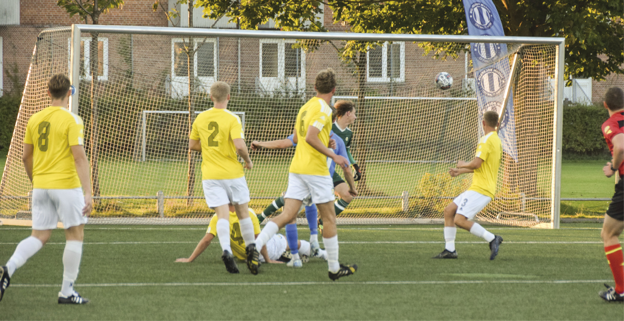 Mads Glæsner og forsvaret kigger langt efter bolden, da Husum scorer. Foto: Henrik Rosschou.