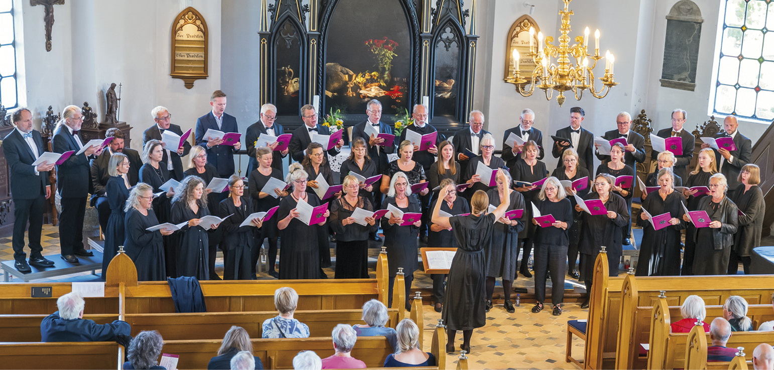 Chorus Soranus synger Faurés Requiem i Store Magleby Kirke. I modsætning til andre requier, handler Faurés ikke om helvede, gengældelse og forbandelse. Det handler mere om trøst og sindsro. Foto: TorbenStender.