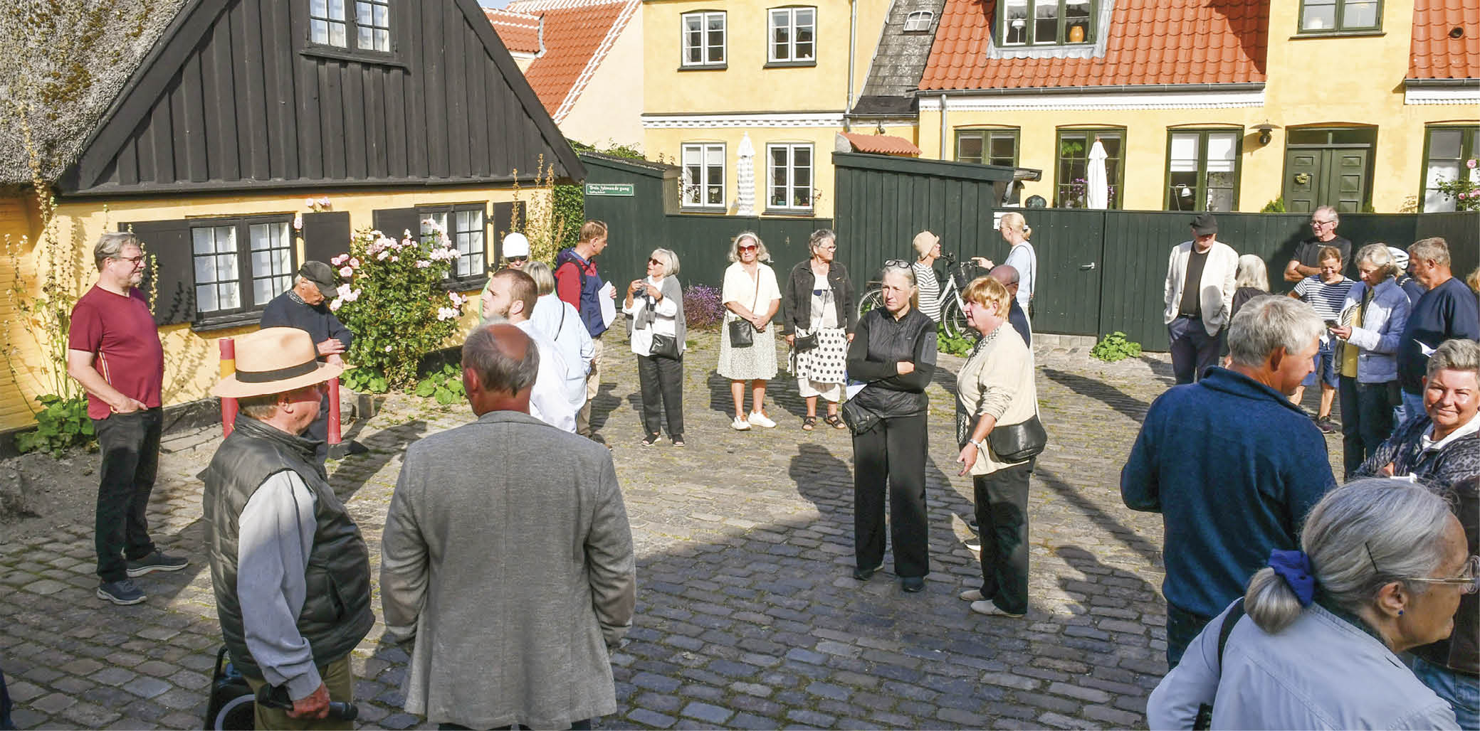 Mange interesserede er mødt op på Hollandsfed for i samlet flok at begive sig ud på en lille vandretur til modtagerne af bevaringsprisen. Foto: Ebbe Kyrø.