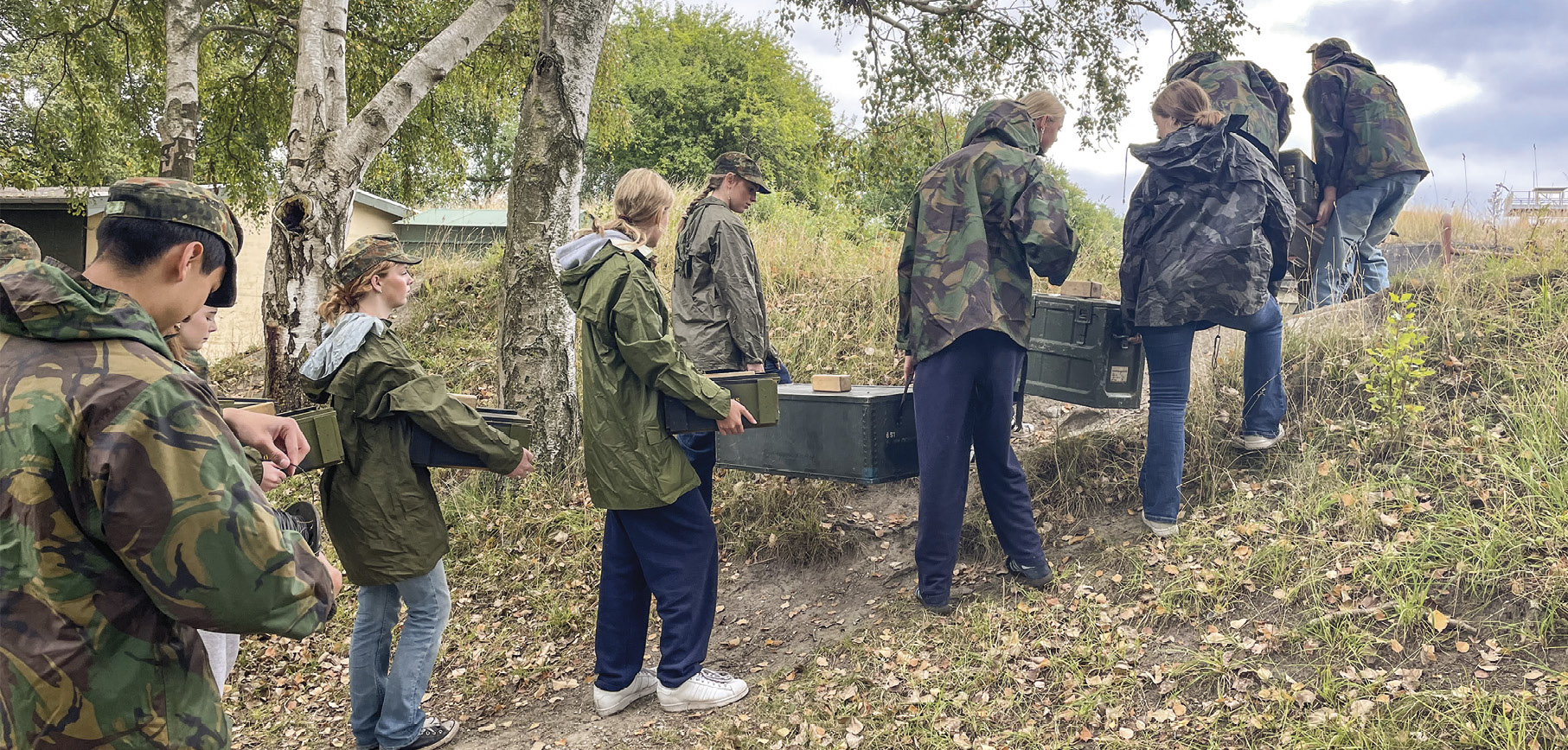 På forhindringsbanen slæber eleverne på ammunitionskasser. Foto: UngDragør.