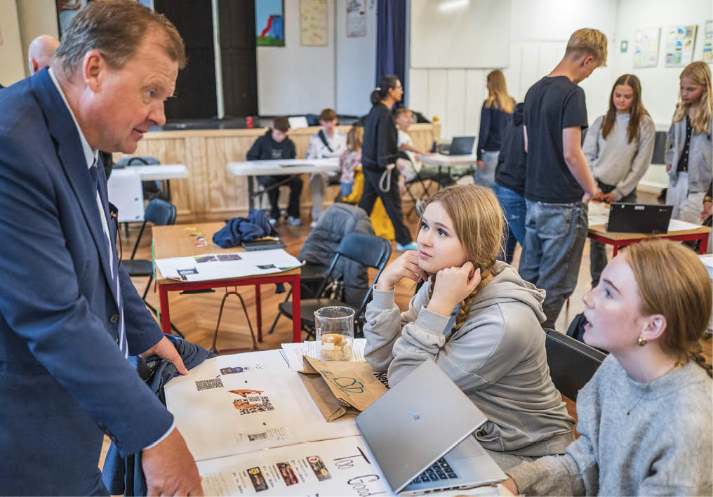 En gruppe elever på Dragør Skole forklarer borgmester Kenneth Gøtterup om bæredygtigheden i konceptet »Too Good To Go«. Foto: TorbenStender.