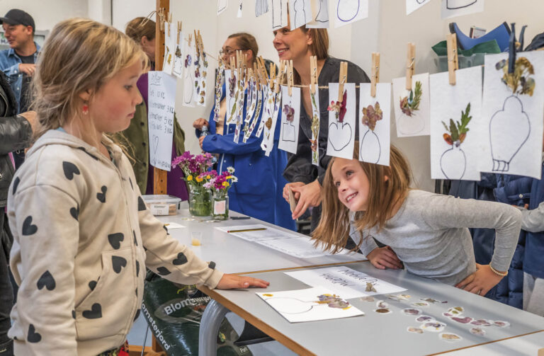 Eleverne sælger blomsterklistermærker og -kort på Nordstrandskolen. Foto: TorbenStender.