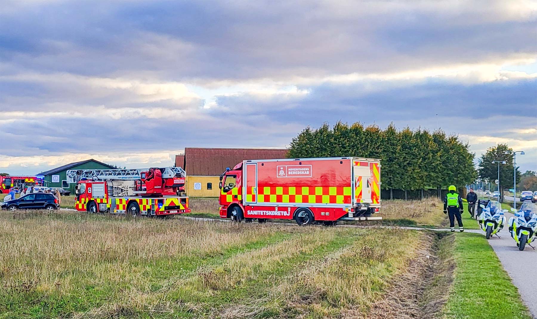 Sanitetskøretøjet er en ret ny tilføjelse til Hovedstadens Beredskabs vognpark. Den sikrer, at brandfolk ved større brande kan få et bad og rent tøj. Her er den fotograferet ved branden på Fælledvej forrige søndag. Foto: Tim Panduro.