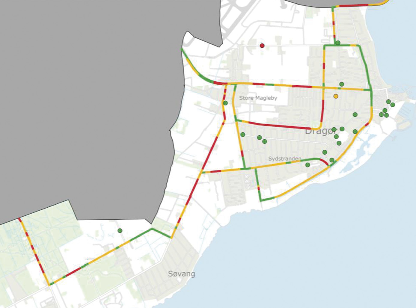 De røde områder viser en væsentlig overskridelse hastigheden. 15% af trafikanterne kører hurtigere end hastighedsgrænsen plus 3 km/t., mens der på orange strækninger er en mindre overskridelse, hvor 15% af trafikanterne kører hurtigere end hastighedsgrænsen – men under grænsen for væsentlig overskridelse. Illustration. Dragør Kommune.