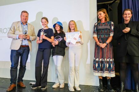 De tre dommere i iværksætterkonkurrencen – Kenneth Gøtterup, Charlotte Brendstrup og Sylvia Mark Andreasen (tv.) – overrækker førstepremien til de tre unge iværksættere fra Nordstrandskolen. Foto: Kirsten Marie Juel Jensen.