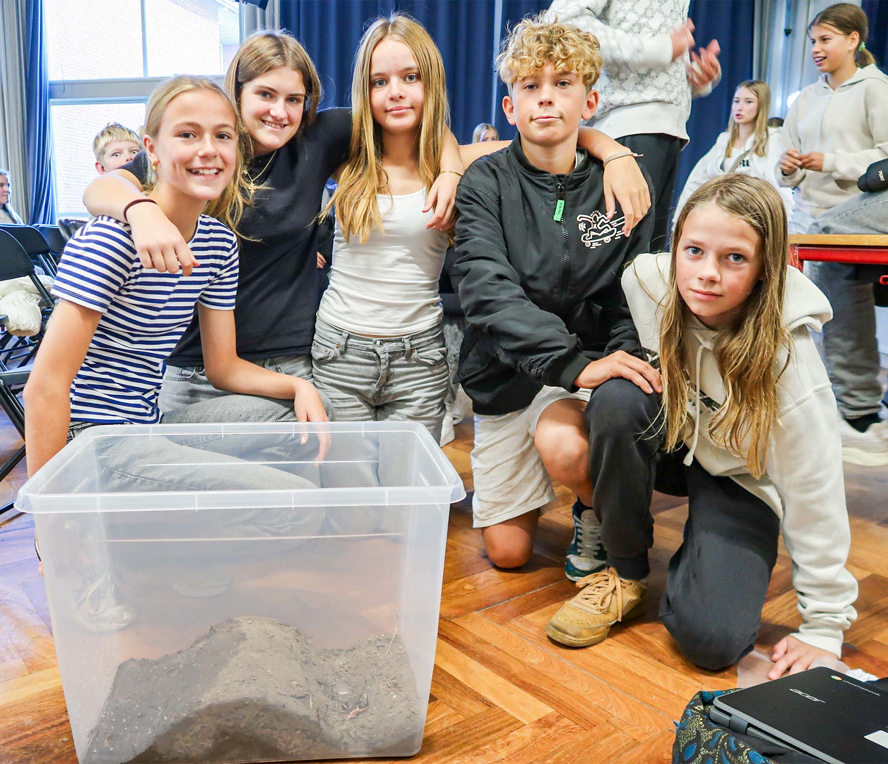 En gruppe elever fra 6. A på Store Magleby Skole viser her deres lille prototype af et dige med komprimeret tang indeni. Foto: Kirsten Marie Juel Jensen.