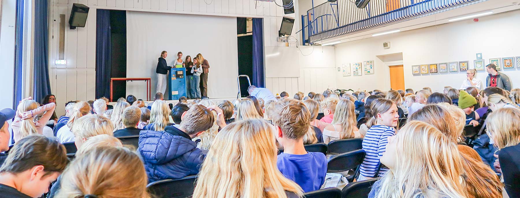 6. klasserne på Dragør skoler er samlet i Dragør Skoles aula for at kåre årets iværksætterhold. Foto: Kirsten Marie Juel Jensen.