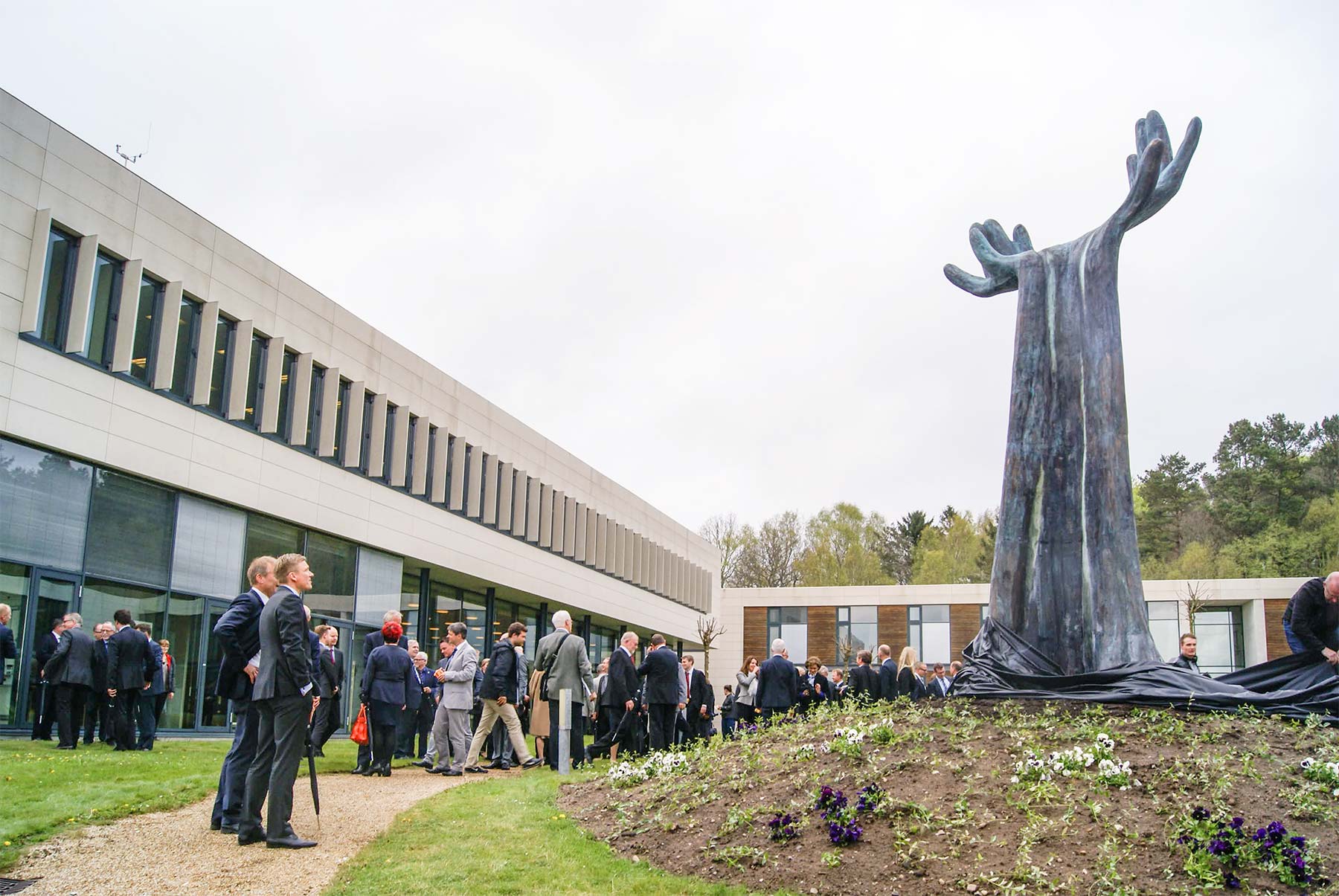 Den lokale billedkunstner, Flemming Brylle, har efter bestilling skabt en mere end fem meter høj bronzeskulptur til Grundfos’ 70-års-jubilæum i 2015. Privatfoto.