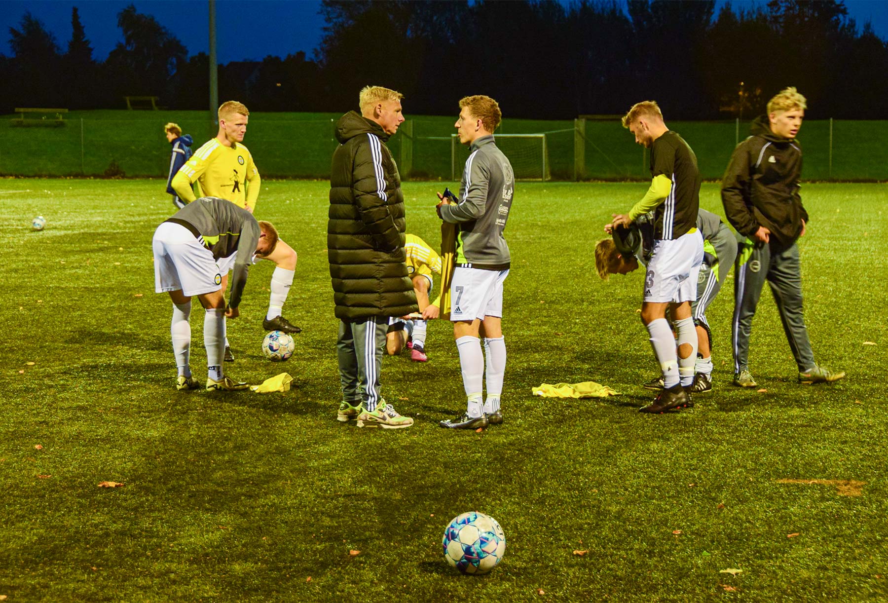 Før kampstart: Fra venstre ses Tobias Hjorth, Nikolaj Strandby, DB-træner Kim Damkær, anfører Frederik Frost, Jacob Holmegaard samt den dobbelt målscorer, Tobias Damkær. Foto: Henrik Rosschou.