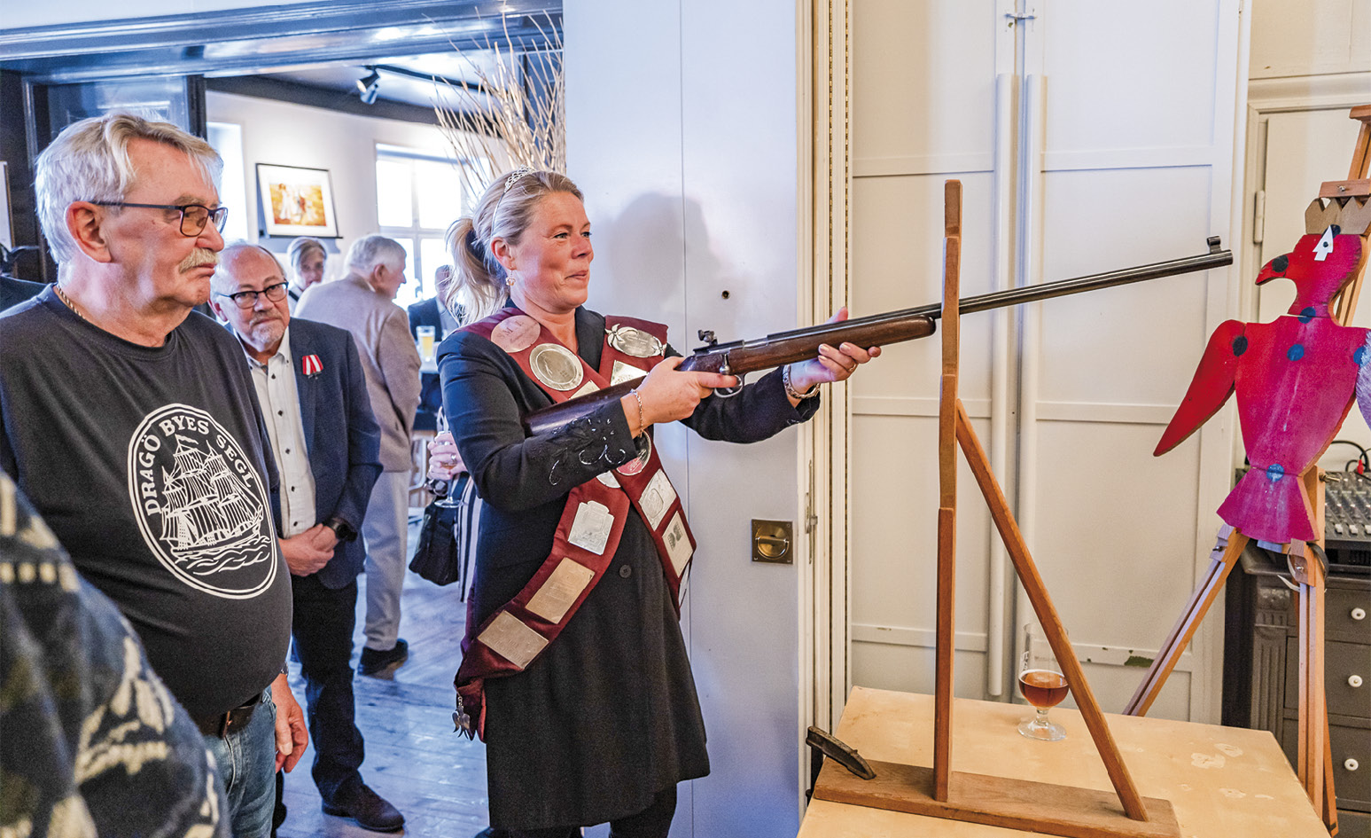 Den afgående fuglekonge, Søs Ludvigsen, er klar med første skud. Foto: TorbenStender.