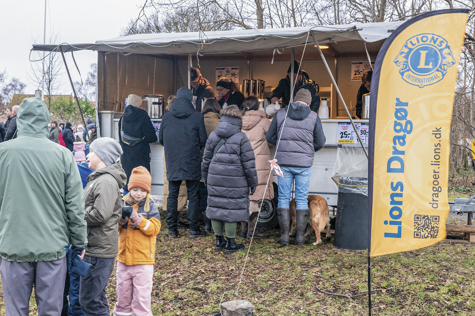 Lions Dragør er en af de foreninger, der melder om, at det er sværere at finde nye medlemmer. Der kan dog stadig mønstres folk til at sælge rompunch ved fastelavnsarrangementerne i Dragør. Arkivfoto Torben Stender.