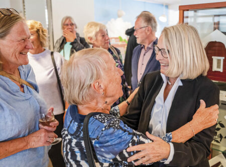 Der er kærlige kram til den afgående leder af aktivitetscenteret. Foto: Torben Stender.