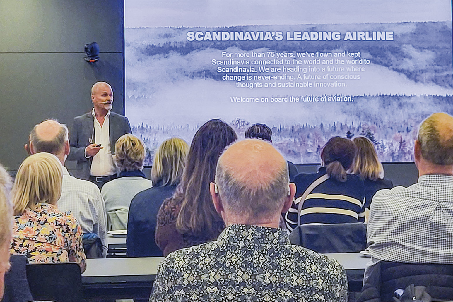 En engageret skare af borgere deltager med stor interesse i København Lufthavns nabomøde tirsdag den 8. oktober. Foto: Tim Panduro.