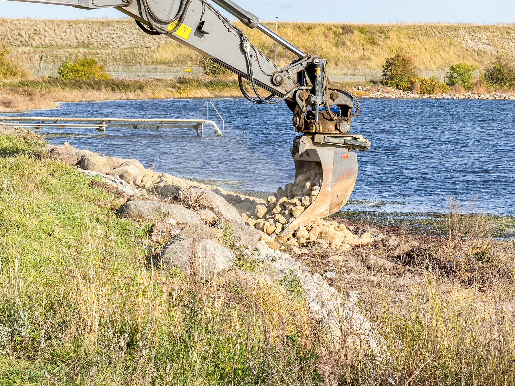 Der fyldes sten på digets vandside for at udbedre skaderne. Foto: TorbenStender.