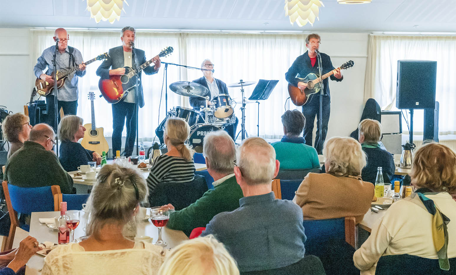 RubberBand sørger for musik og stemning til Søndagscaféen i aktivitetshuset. Foto: TorbenStender.