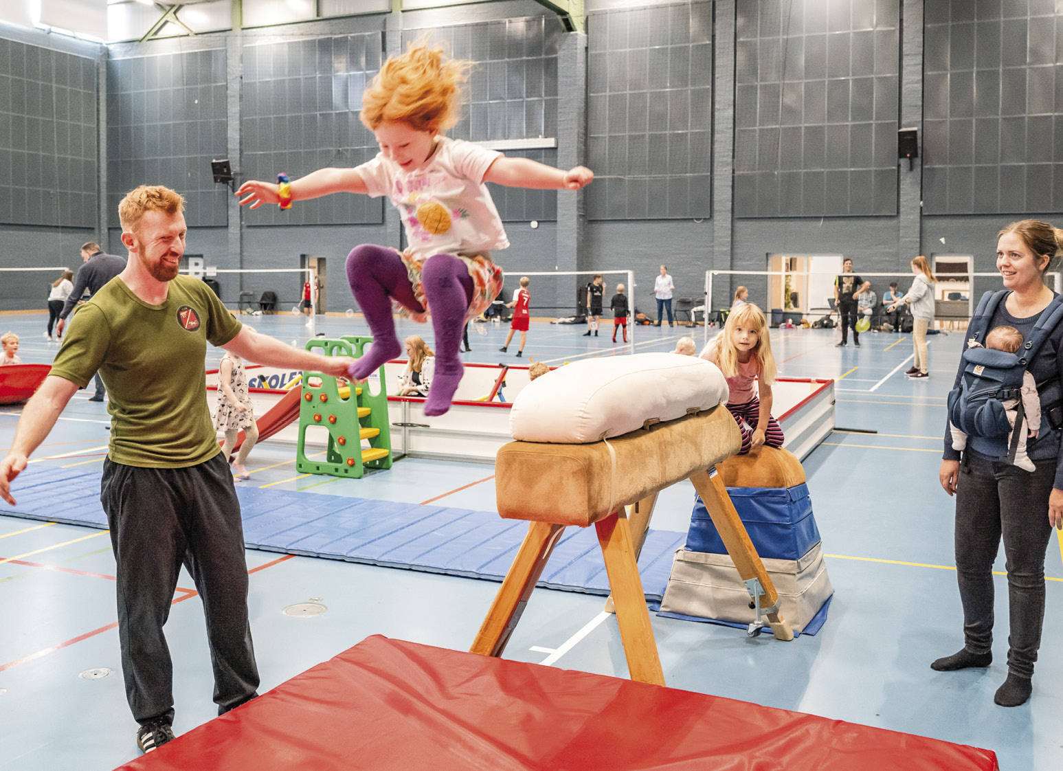 Nogle deltagere nyder højtflyvende gymnastik. Foto: TorbenStender.