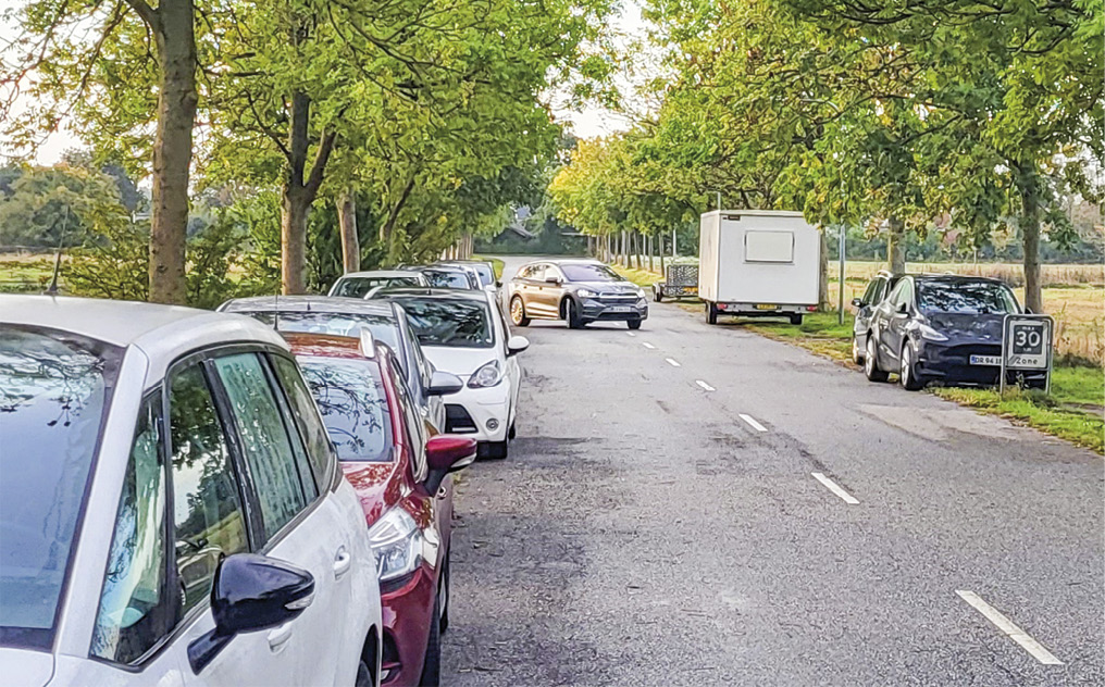 Halvejen var godt fyldt op med parkerede biler. Foto: Tim Panduro.