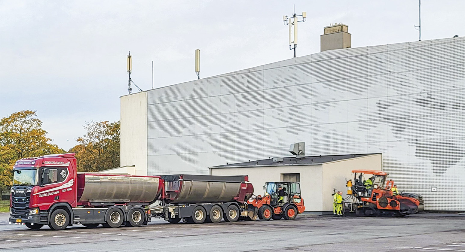 Tiden blev ikke spildt mandag morgen, hvor de første stykker af arealet tættest på Hollænderhallen efter et par timers arbejde var iklædt ny asfalt. Foto: Tim Panduro.