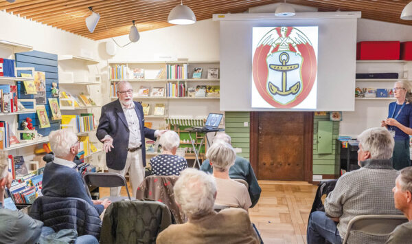 Dines Bogø deler ud af sin store lokalhistoriske viden på Dragør Bibliotek. Foto: TorbenStender.