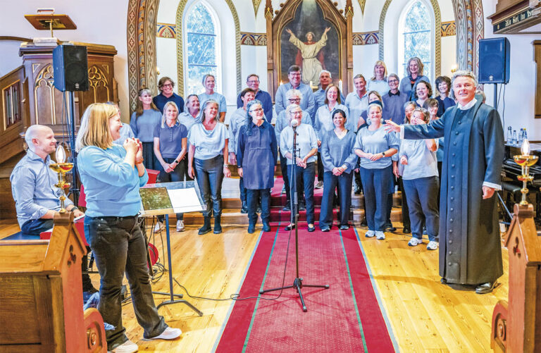 Sognepræst Jens Bach Pedersen får til den festlige højmesse opbakning fra Dragør Gospelkor. Foto: TorbenStender.