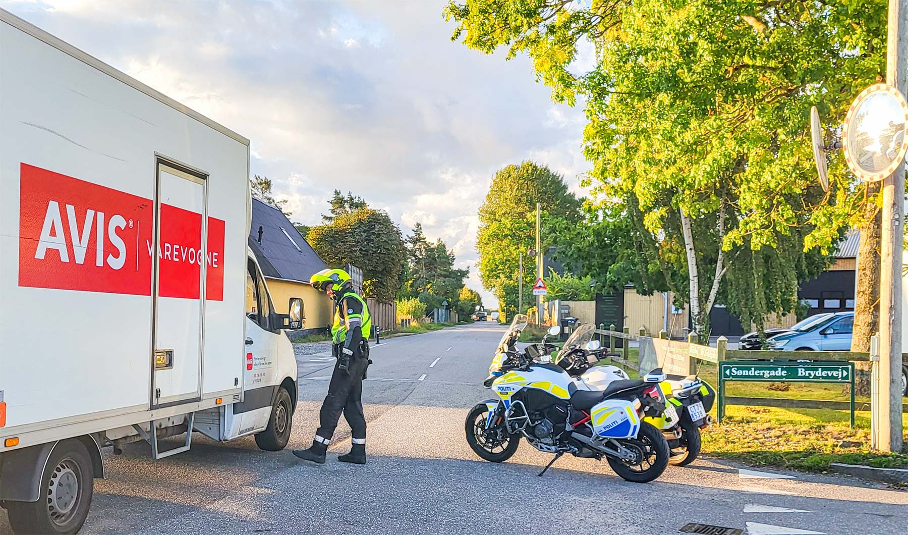 Motorcykelbetjente sørgede for at lede bilister ad andre veje – her i krydset ved Søndergade/Fælledvej. Foto: Tim Panduro.