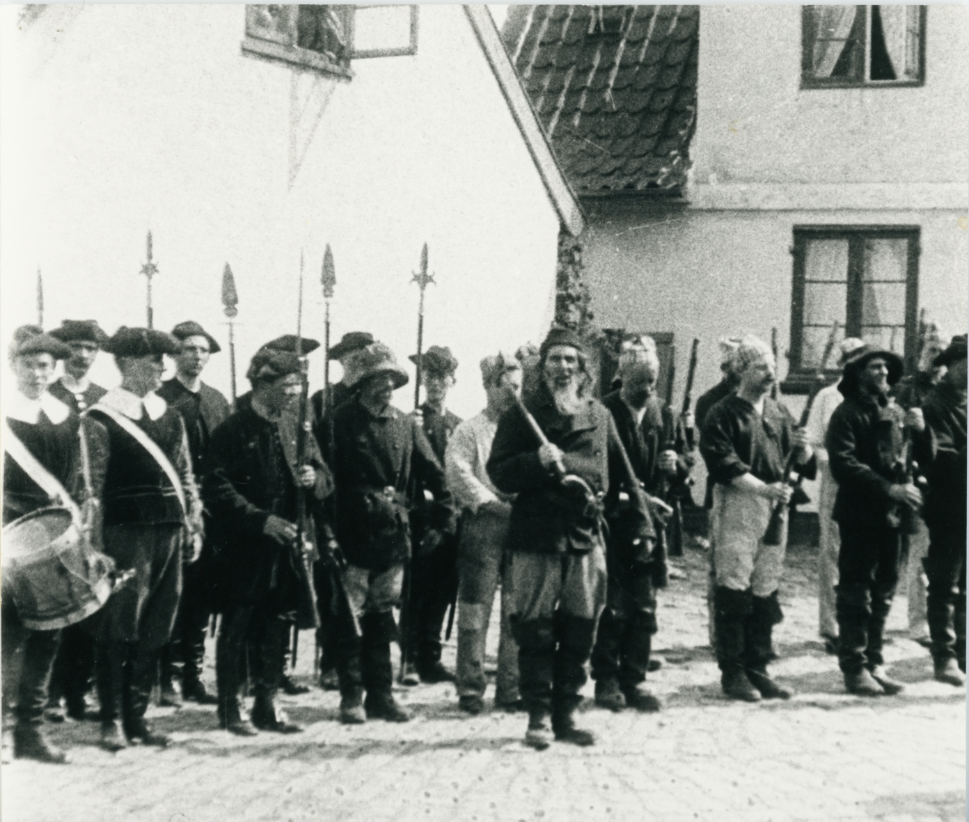 I 1910 stillede Tordenskjold soldater op i Dragør i det, der sandsynligvis er danmarkshistoriens første historiske film. Foto: Lokalhistorisk Arkiv Dragør