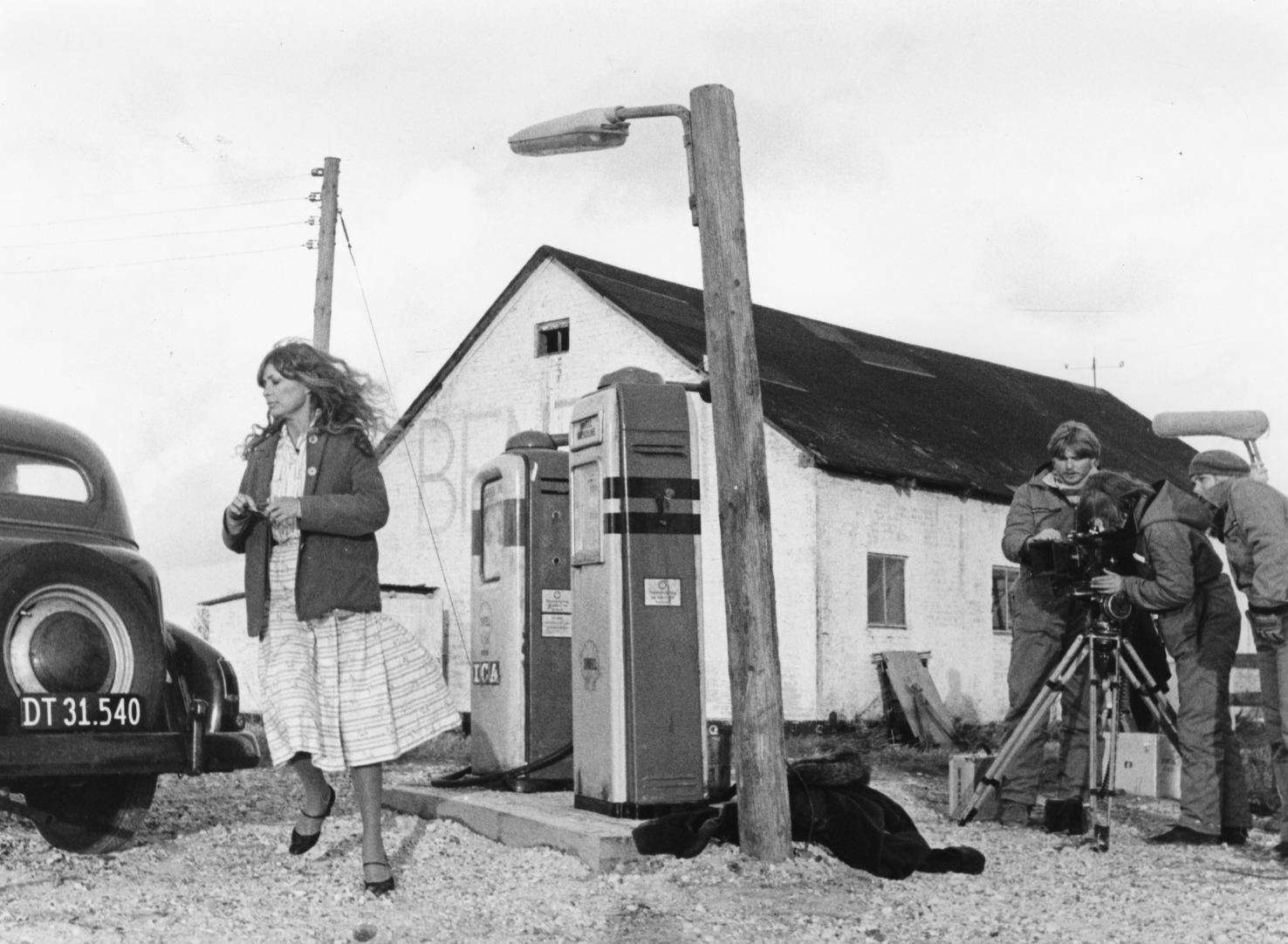 Skuespilleren Vivi Bak besøgte Store Magleby i 1983 for at være med i Lone Scherfigs filmskolefilm Den Onde Cirkel. Der blev opført en tankstation til formålet ved Bachersmindevej/Fælledvej. Foto Dirch Jansen