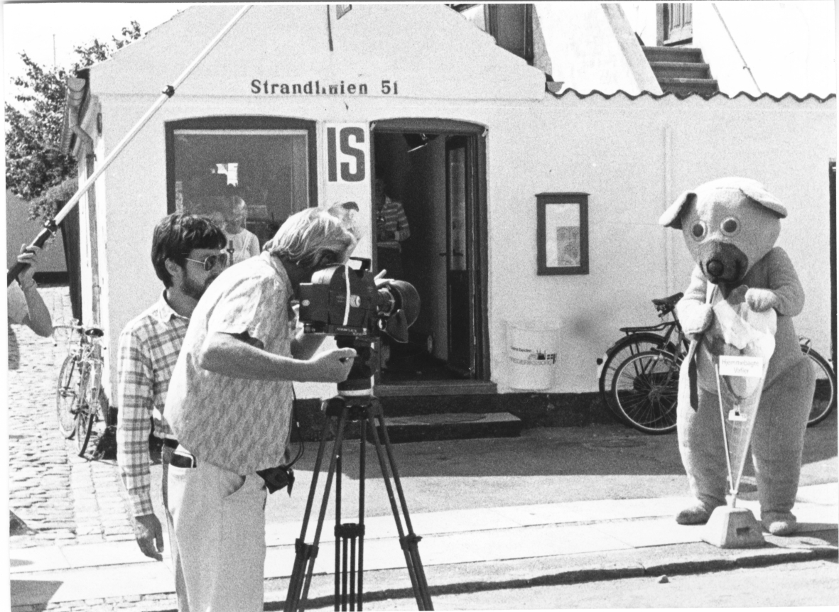 I 1982 lagde DRs Bamse vejen forbi Dragør, hvor han fik sig en is på Strandlinien 51. Foto: Dirch Jansen/Lokalhistorisk Arkiv Dragør