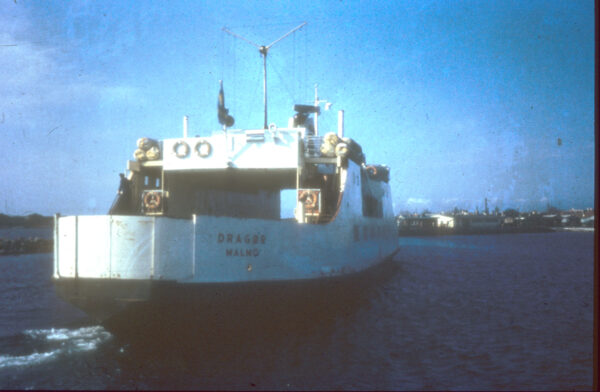 Færgen Dragør på vej ind i havnen i byen, den er opkaldt efter. Foto: Historisk Arkiv Dragør