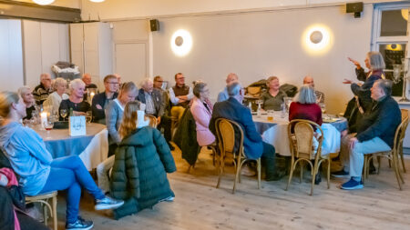 Helle Barth fortæller om sig selv på borgerforeningens mandagsmøde. Foto: TorbenStender.