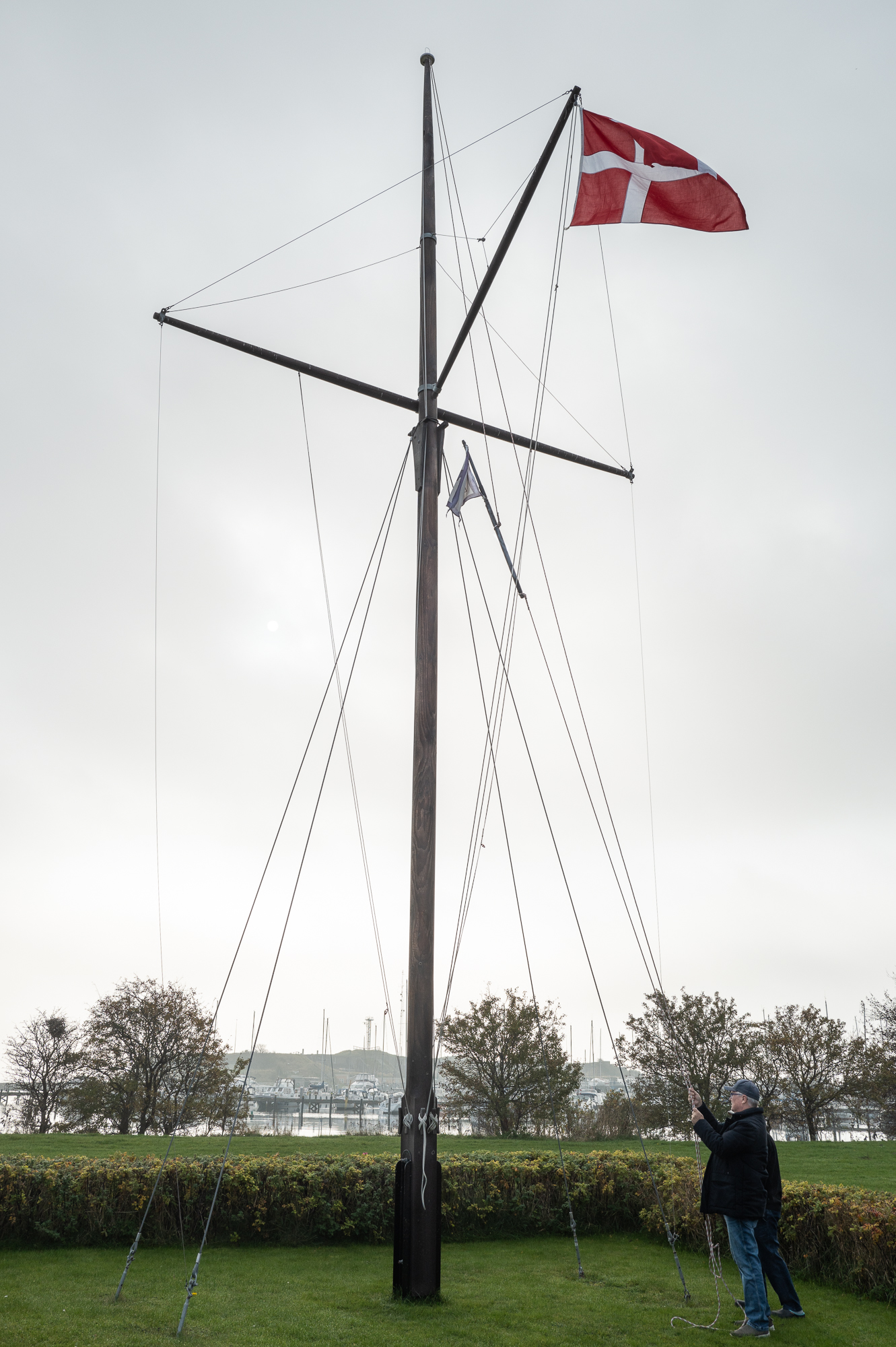 Medlemmer af Dragør Bådelaug mødtes lørdag den 26. oktober for at tage lavets stander ned for vinteren. Standerstrygningen markerer afslutningen på sommersæsonen og begyndelsen på lavets indendørs aktiviteter. Foto: TorbenStender.