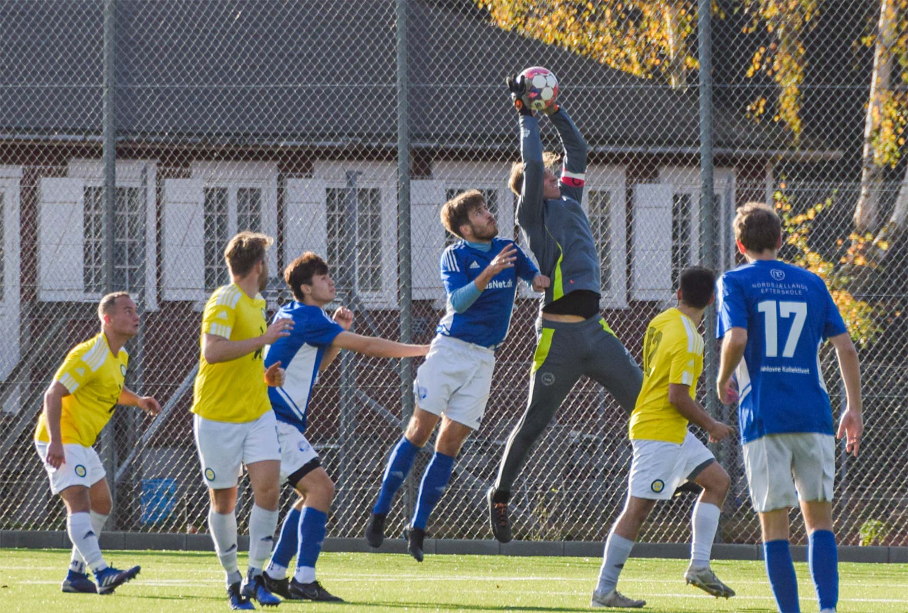 DB-keeperen Mads Glæsner i luften. Foto: Henrik Rosschou.