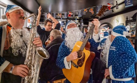 Julemændene står for stemning og musik på Beghuset. Foto: TorbenStender.