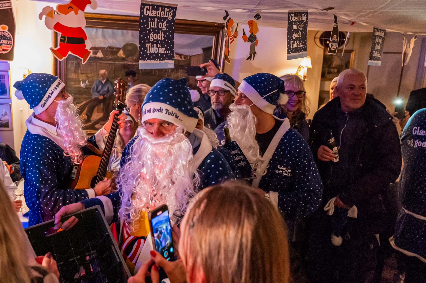 Der skåles i den gamle færgeterminal. Foto: TorbenStender.