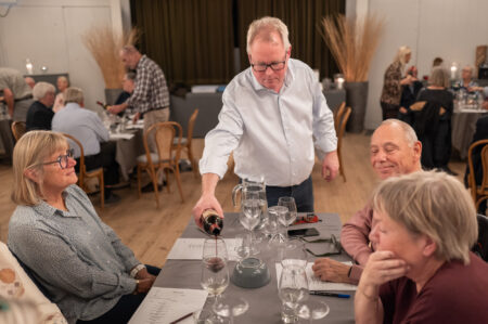 Dennis Gersholm Hølmer fra Dragør Vinhandel havde medbragt et udvalg af vine. Foto: TorbenStender.