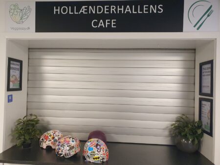Her ser man indgangslugen til Hollænderhallens café.